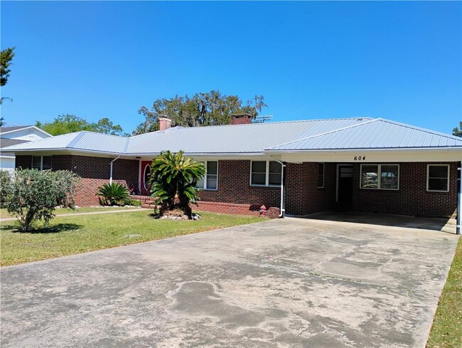 604 Fort King George Dr in Darien, GA - Foto de edificio - Building Photo