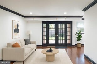 7096 Spring Garden Dr in Springfield, VA - Building Photo