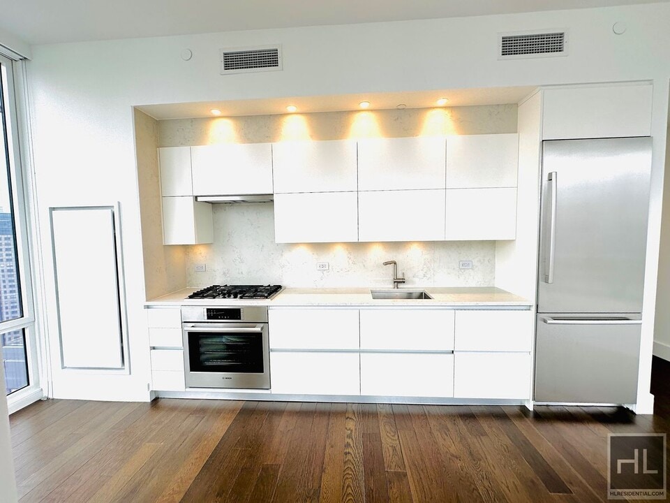 East 44th Street in New York, NY - Building Photo