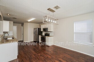 3611 Dunlap Fields in Converse, TX - Foto de edificio - Building Photo