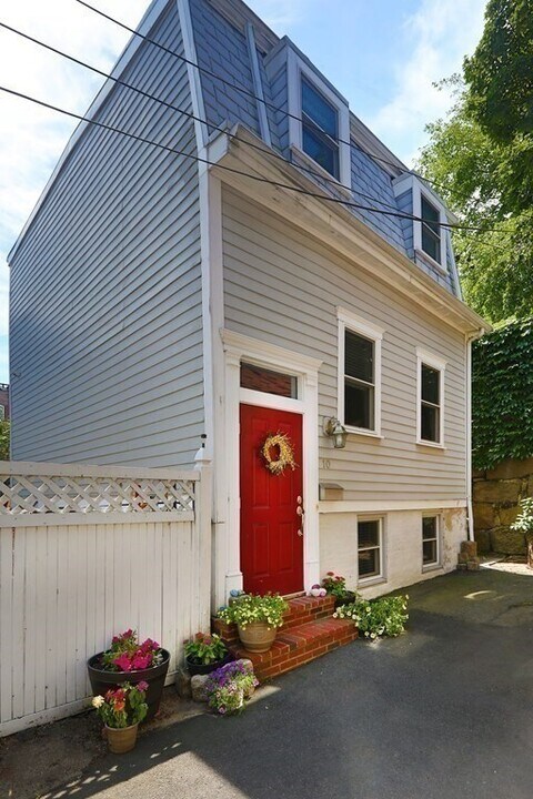 10 Noble Ct in Boston, MA - Building Photo