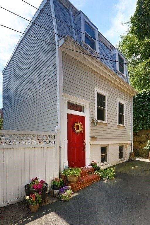 property at 10 Noble Ct