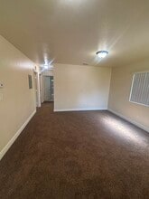 325 E 60th St in Los Angeles, CA - Foto de edificio - Building Photo