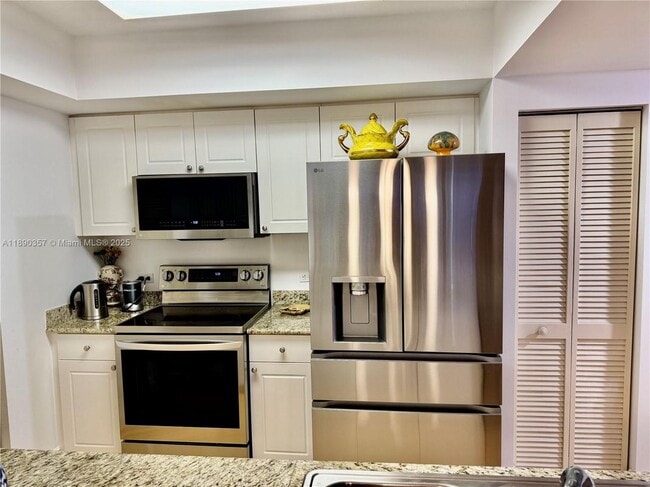 19501 W Country Club Dr in Aventura, FL - Building Photo - Building Photo