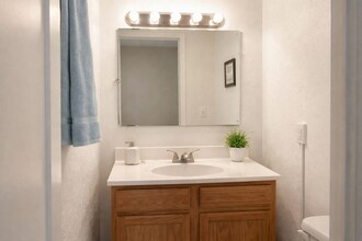 2711 Maple Ave NE in Canton, OH - Building Photo - Building Photo