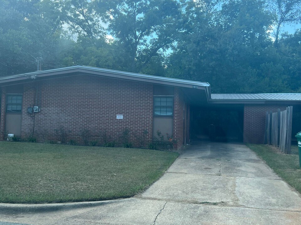1972 S Riverview Cir in Albany, GA - Building Photo