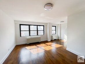 E 88th St, Unit 12H in New York, NY - Foto de edificio - Building Photo