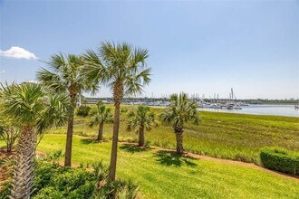 10 Marina Dr in St. Simons Island, GA - Foto de edificio - Building Photo