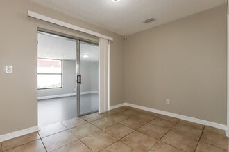 1901 Derbywood Dr in Brandon, FL - Foto de edificio - Building Photo