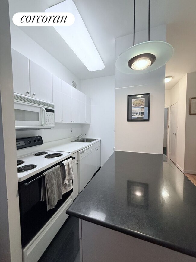 117 W 58th St in New York, NY - Building Photo - Building Photo