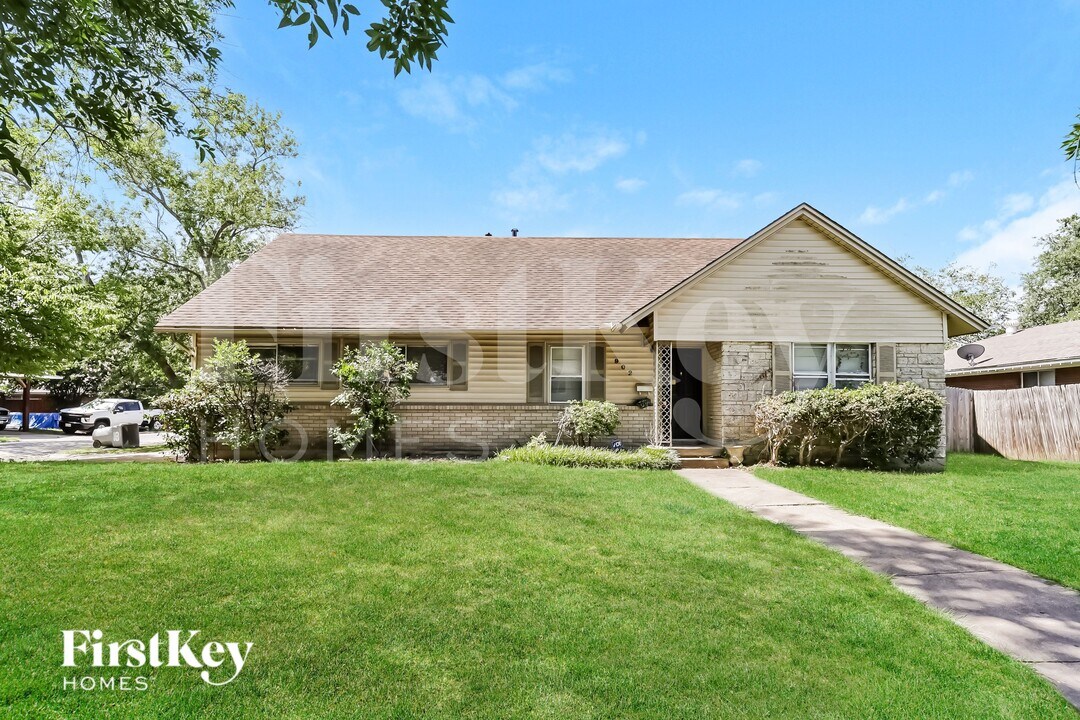 902 Poinsettia Dr in Lancaster, TX - Foto de edificio