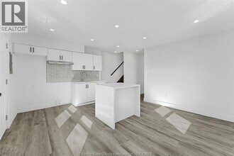 409 HALL  B in Windsor, ON - Building Photo - Building Photo