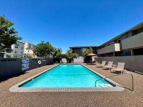 South Delaware Apartments in San Mateo, CA - Foto de edificio - Building Photo