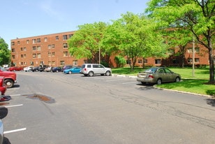 Baldwin Oaks Apartments in Parsippany, NJ - Building Photo
