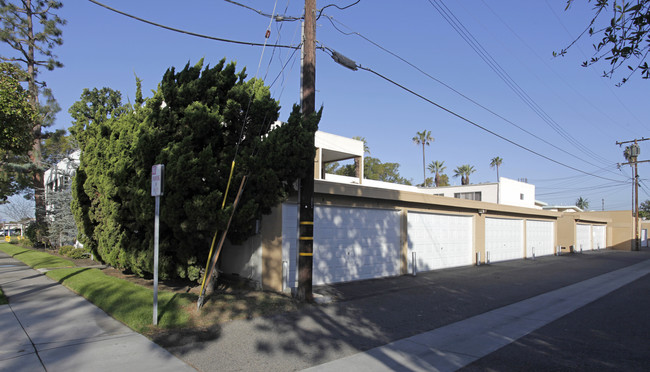 Fullerton Pines Apartments in Fullerton, CA - Building Photo - Building Photo