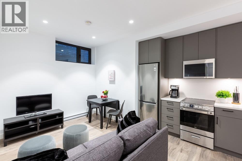 3256 W 16th Ave in Vancouver, BC - Building Photo