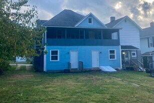 216 W Vincent St, Unit 216C in Ligonier, PA - Building Photo