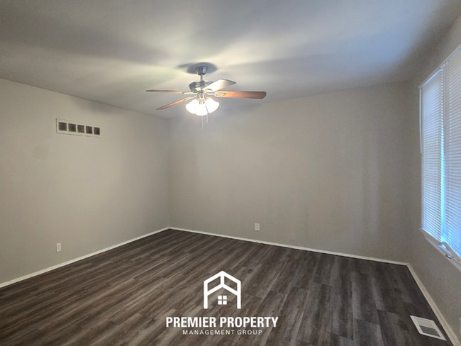 2185 Flight Dr in Florissant, MO - Building Photo - Building Photo