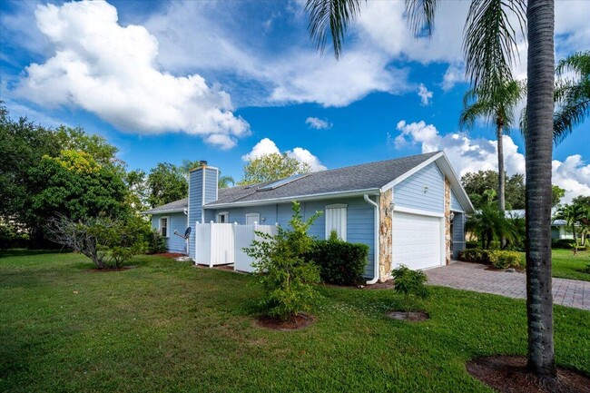 902 SW Willow Ln in Palm City, FL - Foto de edificio - Building Photo