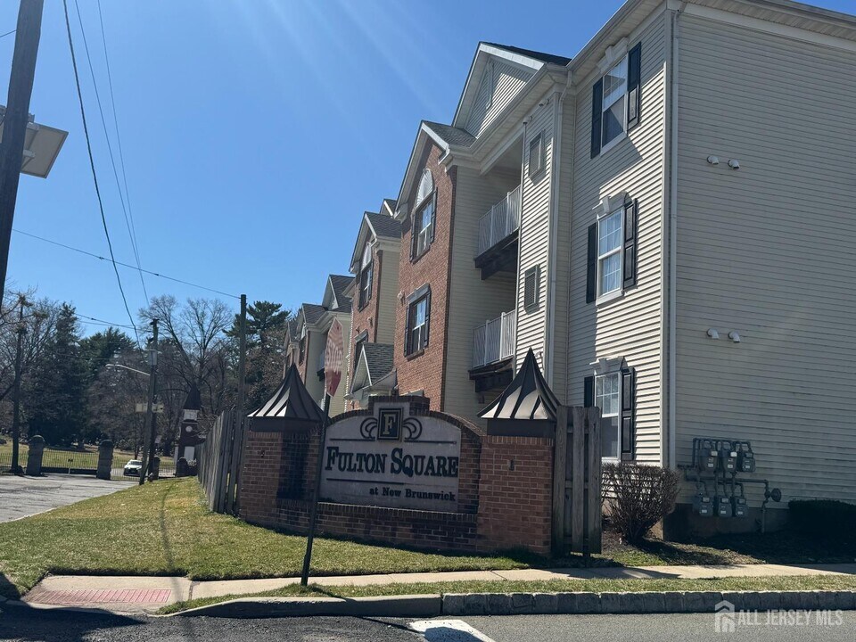 1332 Fernwood Ct in New Brunswick, NJ - Building Photo