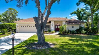 8122 Misty Oaks Blvd in Sarasota, FL - Building Photo