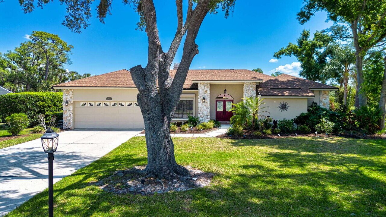 8122 Misty Oaks Blvd in Sarasota, FL - Building Photo