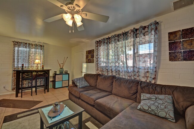 2437 E Clarendon Ave, Unit # 3 in Phoenix, AZ - Building Photo - Building Photo
