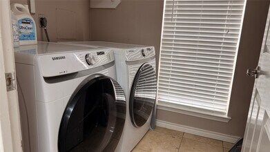 10310 Hedge Way Dr in Houston, TX - Building Photo - Building Photo