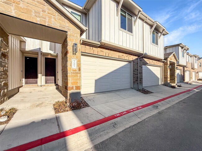 5605 Mobeetie Lp in Bee Cave, TX - Foto de edificio - Building Photo