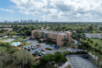 The Tennis Club II in Fort Lauderdale, FL - Building Photo - Building Photo