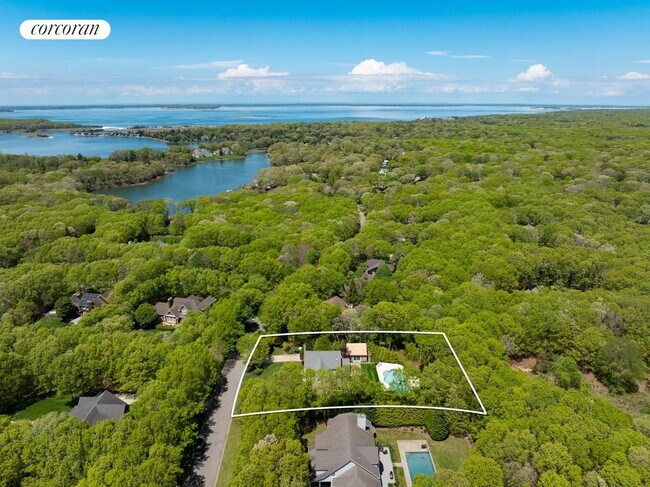 20 Cove Neck Ln in Southampton, NY - Building Photo - Building Photo