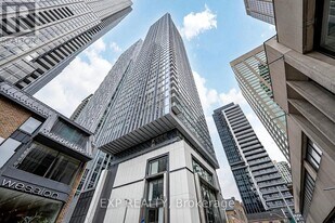 8 Cumberland St in Toronto, ON - Building Photo