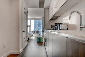605 W 42nd St in New York, NY - Building Photo - Building Photo