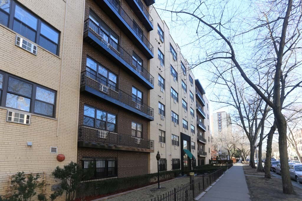 450 W Barry Ave in Chicago, IL - Building Photo