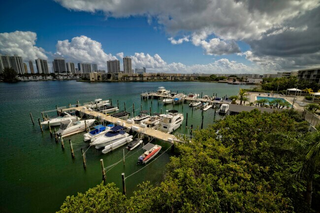 18081 Biscayne Blvd in Aventura, FL - Building Photo - Building Photo