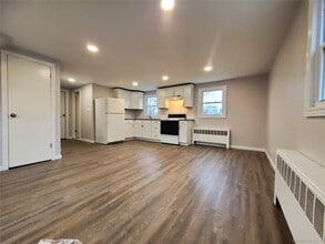 273 S 16th St in Lindenhurst, NY - Building Photo - Building Photo