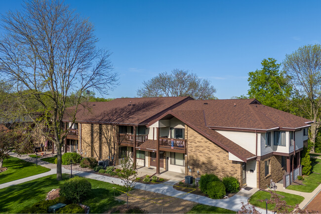 Coachlight Village in New Berlin, WI - Foto de edificio - Building Photo