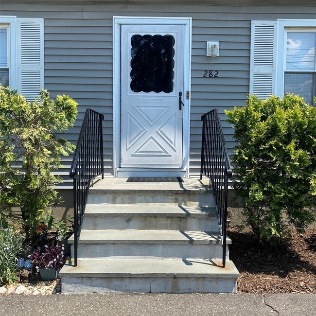 282 Laurel Rd in East Northport, NY - Foto de edificio - Building Photo