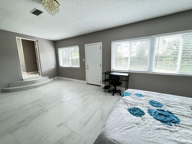 5262 Tulane Ave in Jacksonville, FL - Foto de edificio - Building Photo