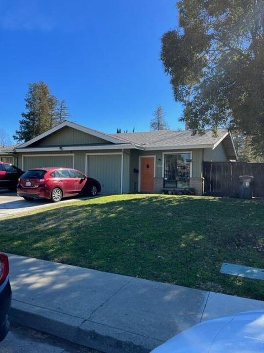 3962 Cowell Blvd in Davis, CA - Building Photo
