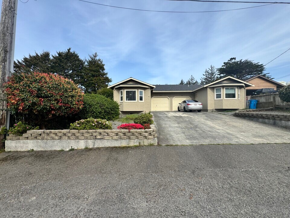 2499 Donna Dr in Eureka, CA - Building Photo