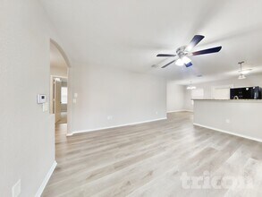 6647 Hartnet Fields in Converse, TX - Foto de edificio - Building Photo