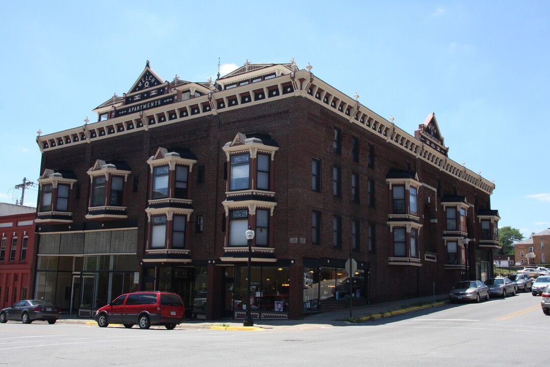 Welch Hotel Senior Apartments in Muscatine, IA - Building Photo