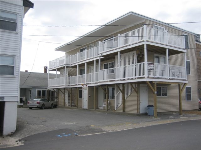 12 Atlantic Ave in Hampton Beach, NH - Foto de edificio - Building Photo