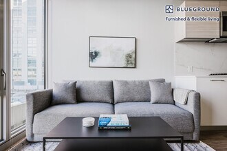 165 N Desplaines St in Chicago, IL - Building Photo - Building Photo