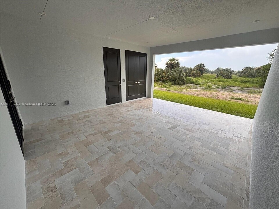 2343 39th Ave NE in Naples, FL - Building Photo