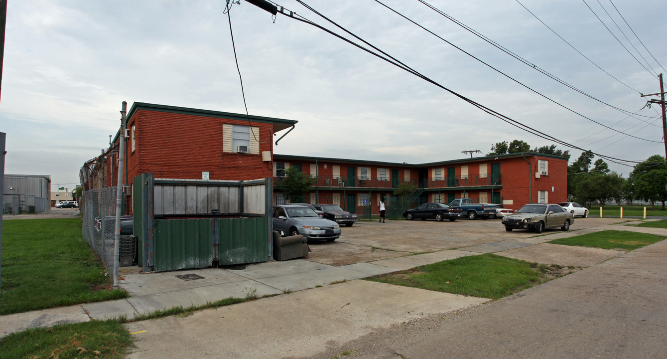 Creekside Apartments in Gretna, LA - Building Photo