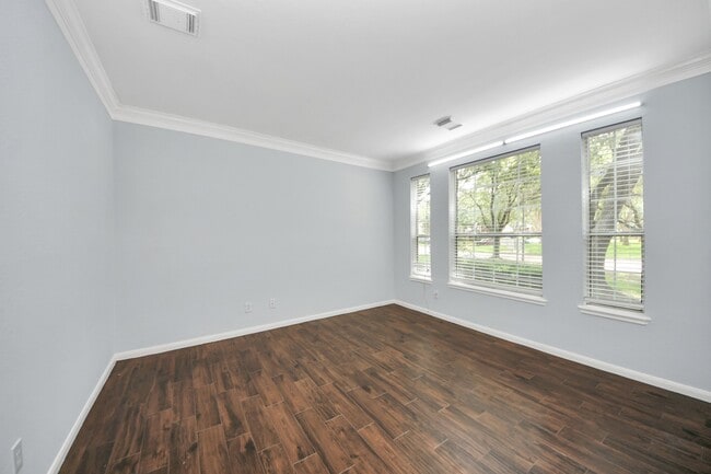 1302 Raintree Cir