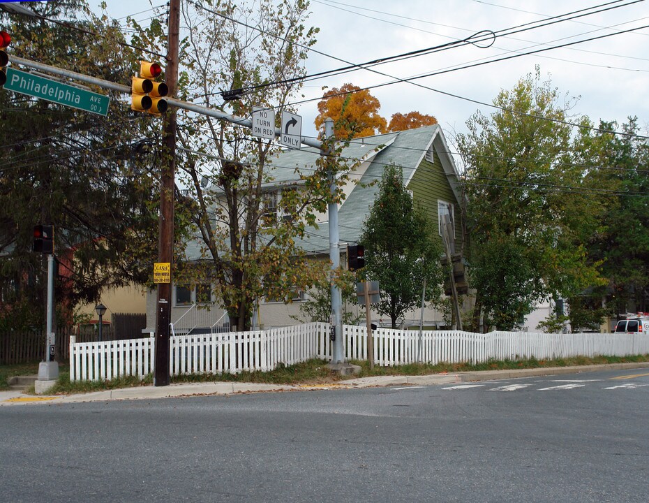 7142 Carroll Ave in Takoma Park, MD - Foto de edificio