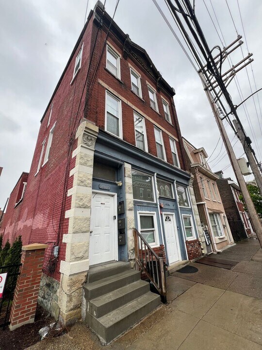 2405 Sarah St in Pittsburgh, PA - Foto de edificio